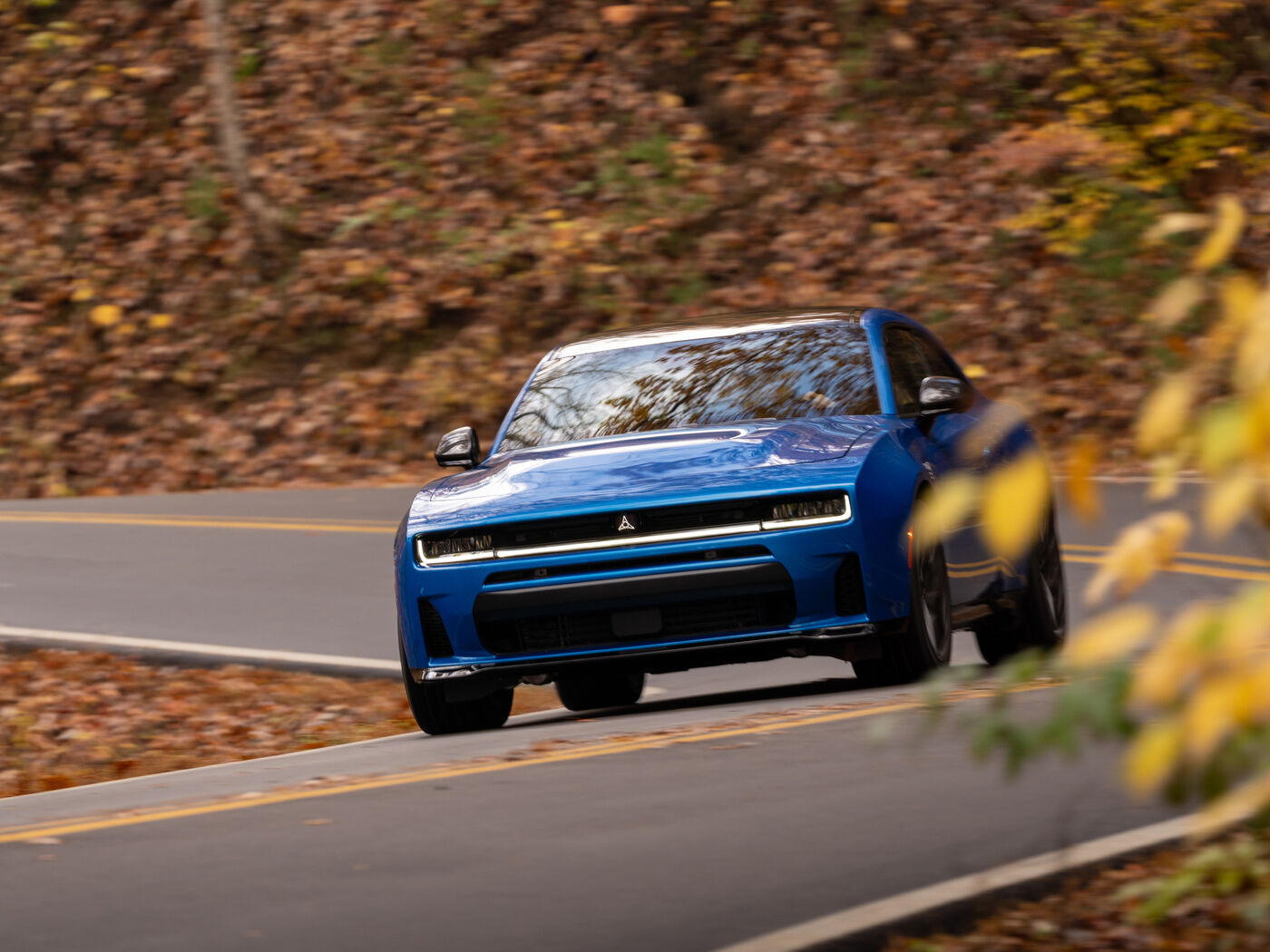 Dodge Charger fahrend von vorne