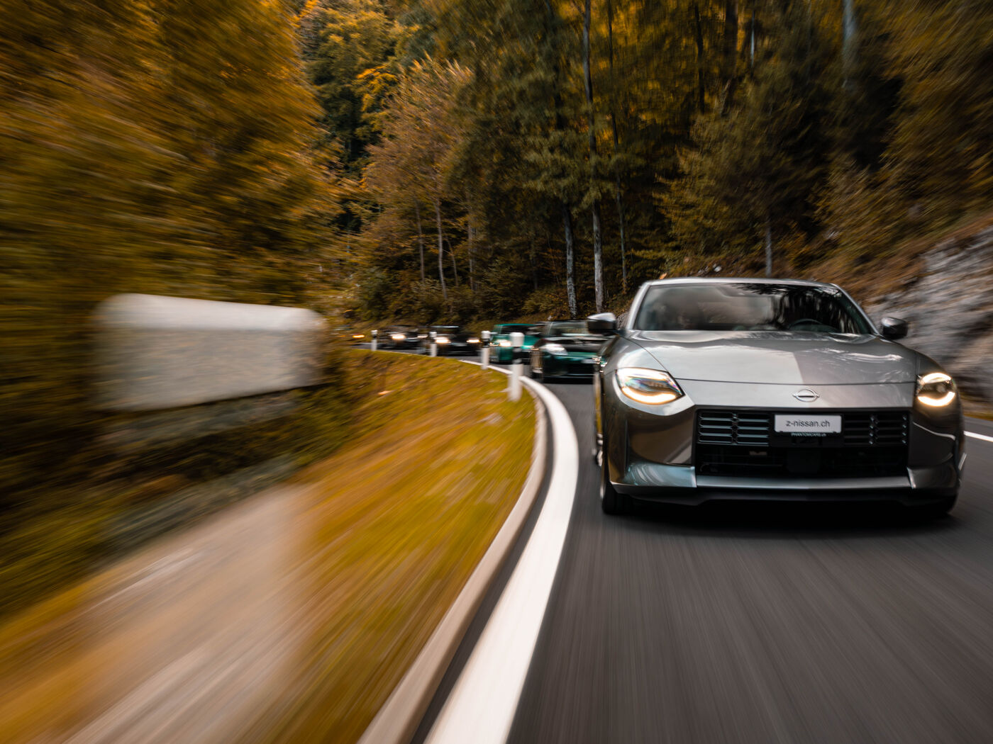 Nissan Z fahrend auf einer Herbststrasse in der Schweiz