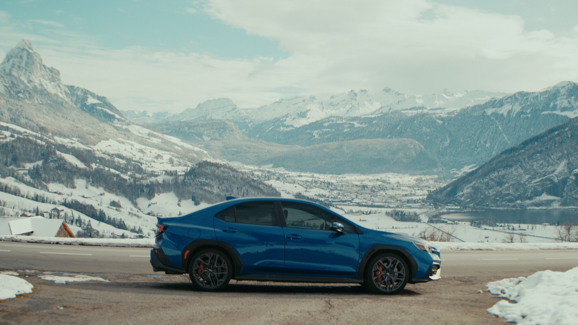 Subaru WRX vor Bergpanorama